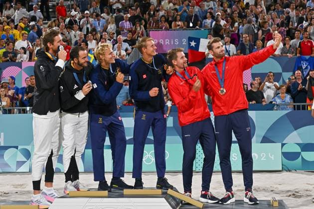 Olympische Spiele Beach volleyball, Beachvolleyball ; Paris 10.08.2024 Finale, Herren, GER_SWE, Podium von links: Nils Ehlers, Clemens Wickler, GER, David Ahmann, Jonatan Hellvig, SWE, Christian Soerum, Anders Mol, NOR Copyright: xBEAUTIFULxSPORTS TomxBlochx