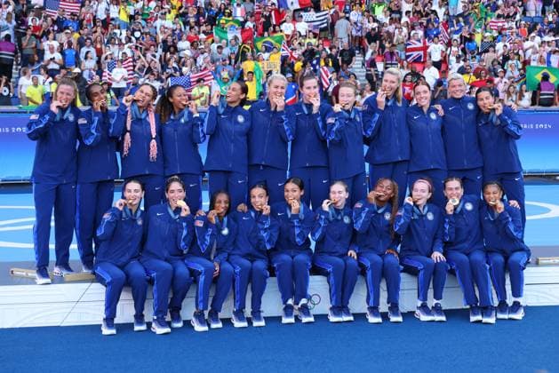 United States of America team group, Mannschaftsbild, Totale (USA), AUGUST 10, 2024 - Football Soccer : Women s Medal Ceremony during the Paris 2024 Olympic Games, Olympische Spiele, Olympia, OS at Parc des Princes in Paris, France. Noxthirdxpartyxsales (262918619)