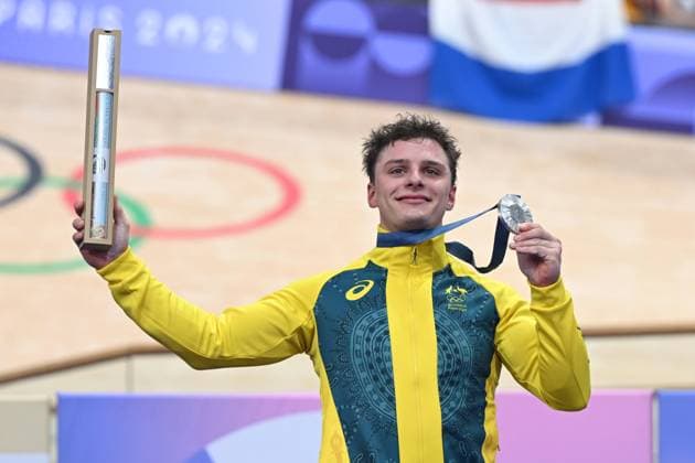 OLY24 CYCLING, Matthew Richardson of Australia displays his medal following the Mens Keirin Final at the National Velodrome in Montigny-le-Bretonneux as part of the 2024 Paris Olympic Games, Olympische Spiele, Olympia, OS in Paris, France, Sunday, August 11, 2024. ( NO ARCHIVING, EDITORIAL USE ONLY, NO USE IN BOOKS WITHOUT CONSENT MONTIGNY-LE-BRETONNEUX FRANCE Copyright: xDAVExHUNTx 20240811137938535240