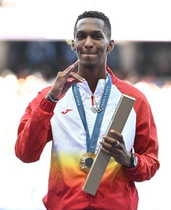 Paris 2024, Leichtathletik, Männer, Dreisprung, Siegerehrung 10th August 2024; Paris Olympic Games, Olympische Spiele, Olympia, OS Stade de France, Paris, France, Day 15; Athletics, Mens Triple Jump medal ceremony, DIAZ FORTUN Jordan Alejandro of Spain receives the gold medal ActionPlus12680446 SimonxWest