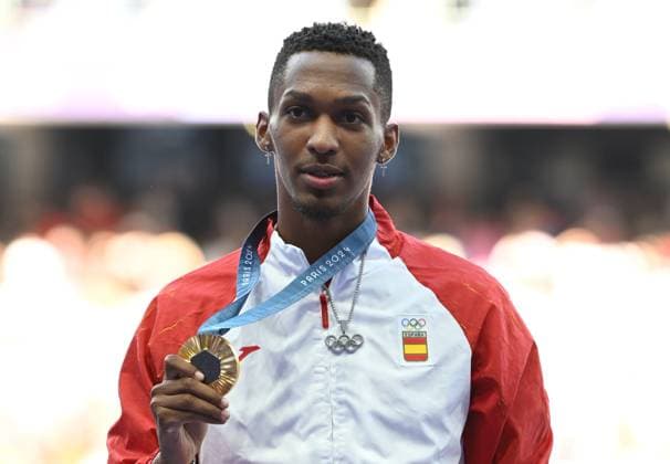 Paris 2024, Leichtathletik, Männer, Dreisprung, Siegerehrung 10th August 2024; Paris Olympic Games, Olympische Spiele, Olympia, OS Stade de France, Paris, France, Day 15; Athletics, Mens Triple Jump medal ceremony, DIAZ FORTUN Jordan Alejandro of Spain receives the gold medal ActionPlus12680447 SimonxWest