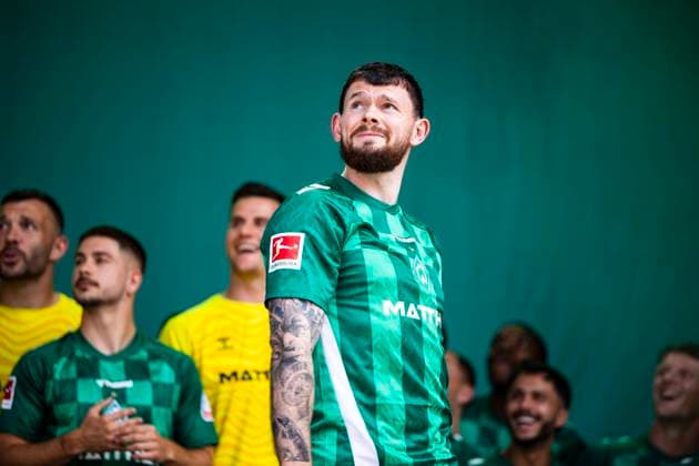 GER, Gelaende am WESERSTADION, Bremen, GER, Tach der Fans 11.08.2024, Gelaende am WESERSTADION, Bremen, GER, Tach der Fans im Bild Mannschaftspräsentation SV Werder Bremen auf der Bühne, Oliver Burke (Werder Bremen 15),
