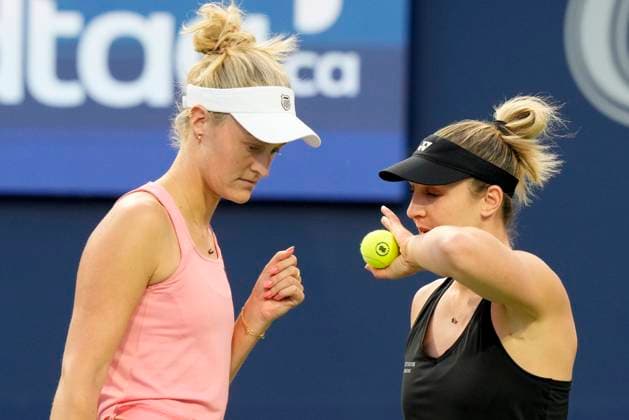 August 11, 2024, Toronto, On, CANADA: Gabriela Dabrowski, right, of Ottawa, and teammate Erin Routliffe, of New Zealand, strategize during women s doubles semifinal action against Leylah Fernandez, of Montreal, and her teammate and sister Bianca Jolie Fernandez at the National Bank Open, in Toronto, Sunday, Aug. 11, 2024. Canada News - August 11, 2024 - ZUMAc35_ 20240811_zaf_c35_107 Copyright: xFrankxGunnx