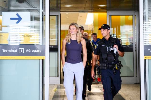 August 12, 2024, Toronto, On, Canada: Olympic medalist Summer McIntosh is cheered by fans after arriving at Pearson airport following the 2024 Paris Olympic Games, Olympische Spiele, Olympia, OS in Toronto, Monday, Aug. 12, 2024. Canada News - August 12, 2024 - ZUMAc35_ 0753968810st Copyright: xChristopherxKatsarovx