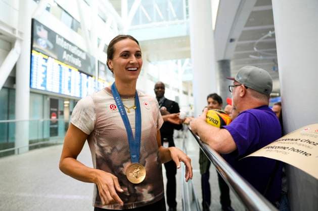 Sport Bilder des Tages August 12, 2024, Toronto, On, Canada: Olympic medalist Kylie Masse signs autographs for fans after arriving at Pearson airport following the Paris 2024 Olympic Games, Olympische Spiele, Olympia, OS in Toronto, Monday, Aug. 12, 2024. Canada News - August 12, 2024 - ZUMAc35_ 0753973522st Copyright: xChristopherxKatsarovx