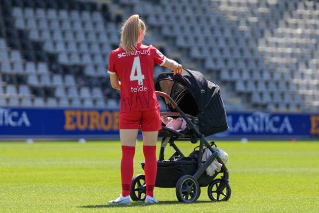 Meret Felde (SC Freiburg, 04), Kinderwagen auf Rasen, Dreisamstadion, SC Freiburg, Muttersein und Frauenfußball, leere Tribünen, Symbolik von Nachwuchs und Frauenfußball, ruhige Atmosphäre, keine Zuschauer, Verbindung von und Familie, Frauenfußball, Stadion, Mutterschaft im Sport, Bedeutung von Frauen im Fußball, familiäre Werte, sportlicher Kontext Media Day in der Saison 2024 2025 bei den SC Freiburg Frauen Copyright: xArnexAmbergx