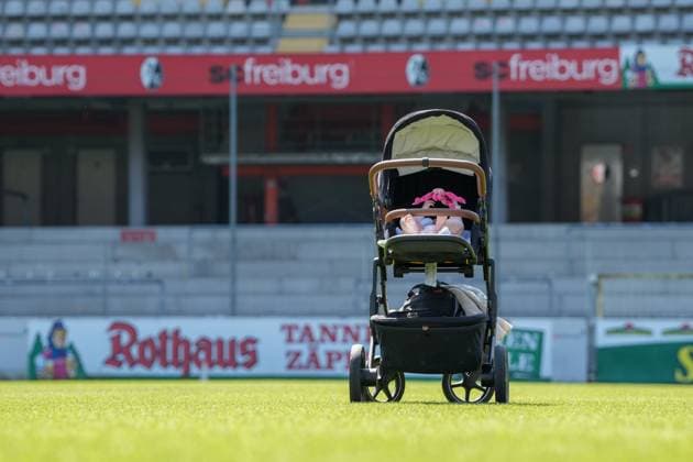 Kinderwagen auf Rasen, Dreisamstadion, SC Freiburg, Muttersein und Frauenfußball, leere Tribünen, Symbolik von Nachwuchs und Frauenfußball, ruhige Atmosphäre, keine Zuschauer, Verbindung von und Familie, Frauenfußball, Stadion, Mutterschaft im Sport, Bedeutung von Frauen im Fußball, familiäre Werte, sportlicher Kontext Media Day in der Saison 2024 2025 bei den SC Freiburg Frauen Copyright: xArnexAmbergx