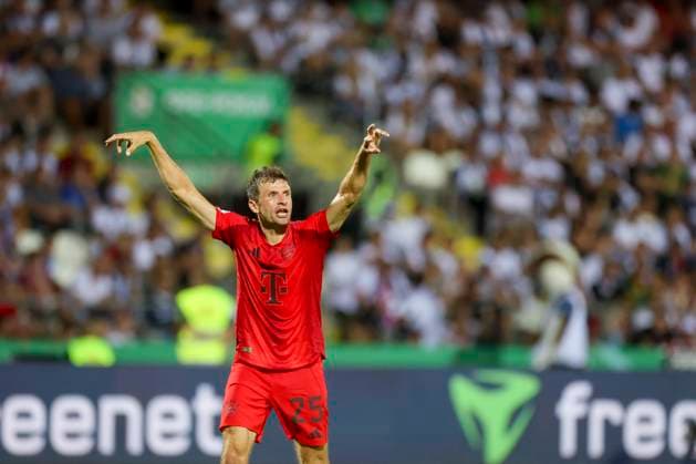 Sport Bilder des Tages Thomas Mueller (FC Bayern Muenchen) gestikuliert, DFB-Pokal - First Round, SSV Ulm 1846 Fussball vs FC Bayern Muenchen, Donaustadion am 16. August 2024 in Ulm, Deutschland. (Foto von Marco Steinbrenner DeFodi Images) Thomas Mueller (FC Bayern Muenchen) gestures, DFB-Pokal - First Round, SSV Ulm 1846 Fussball vs FC Bayern Muenchen, Donaustadion, August 16, 2024 in Ulm, Germany. (Photo by Marco Steinbrenner DeFodi Images) DFB DFL REGULATIONS PROHIBIT ANY USE OF PHOTOGRAPHS AS IMAGE SEQUENCES AND OR QUASI-VIDEO. Defodi-700_ulm_fcb_20240816_073