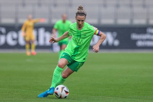 v.li.: Svenja Huth (VfL Wolfsburg, 10) am Ball, Einzelbild, Ganzkörper, Aktion, Action, Spielszene, 17.08.2024, Wolfsburg (Deutschland), Fussball, Testspiel Frauen, VfL Wolfsburg - PSV Eindhoven