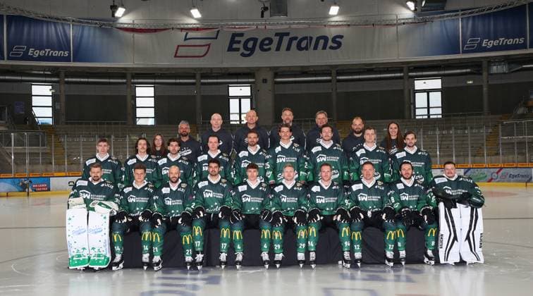 Eishockey, DEL2, SC Bietigheim Steelers Porträttermin 2024 2025 BAU 17.08.2023, Deutschland, Bietigheim, Eishockey, SC Steelers Bietigheim, Mannschaftsfoto: Hintere Reihe von links: Hanna Fritz (Betreuerin), Spiro Sbonias (Betreuer), Dr. Mike Holl (Mannschaftsarzt), Boris Blank (Assistant Coach), Alexander Dück (Head Coach), Dr. Boris Brand (Mannschaftsarzt), Marco Schwarzer (Head Equipment Manager), Julia Kilgus (Physiotherapeutin) Mittlere Reihe von Links: Alexander Dell, Anton Sproll, Tam‡s K‡nya, Marvin Drothen, Mick Hochreither, Dennis Dietmann, Jesse Roach, Bastian Eckl, Christopher Kiefersauer Vorne von Links: Olafr Schmidt, Erik Nemec, Sören Sturm, Marek Racuk, Joshua Rust, Alexander Preibisch, Tyler McNeely, Pawel Dronia, Fedor Kolupaylo, Es fehlen: Justin Scheck und Tim Schüle