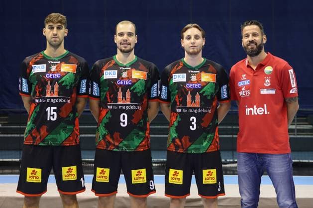 19.08.2024, xgox, Handball, Daikin HBL, Fototermin SC Magdeburg emspor v.l. Antonio Serradilla Cuenca (Magdeburg, 15), Tim Zechel (Magdeburg, 9), Isak Persson (Magdeburg, 3) Bennet Wiegert (Magdeburg, Trainer) Magdeburg