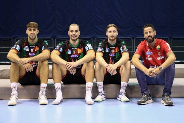 19.08.2024, xgox, Handball, Daikin HBL, Fototermin SC Magdeburg emspor v.l. Antonio Serradilla Cuenca (Magdeburg, 15), Tim Zechel (Magdeburg, 9), Isak Persson (Magdeburg, 3) Bennet Wiegert (Magdeburg, Trainer) Magdeburg