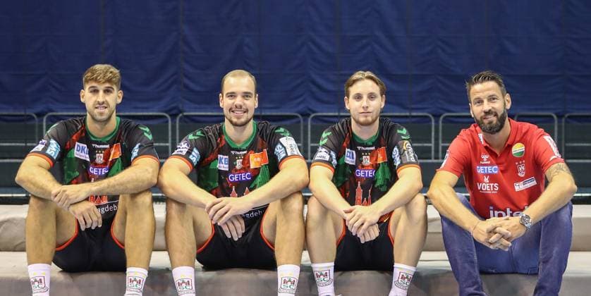 19.08.2024, xgox, Handball - Daikin HBL, SC Magdeburg Fototermin 2024-2025 emspor, v.l. Antonio Serradilla Cuenca (Magdeburg, 15), Tim Zechel (Magdeburg, 9), Isak Persson (Magdeburg, 3), Bennet Wiegert (Magdeburg, Trainer) Magdeburg