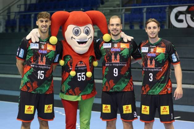 19.08.2024, xgox, Handball - Daikin HBL, SC Magdeburg Fototermin 2024-2025 emspor, v.l. Antonio Serradilla Cuenca (Magdeburg, 15), Till Eulenspiegel (SC Magdeburg, Maskottchen), Tim Zechel (Magdeburg, 9), Isak Persson (Magdeburg, 3) Magdeburg