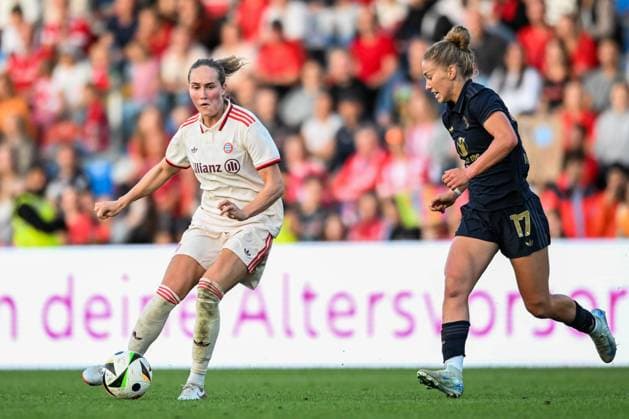 Fußball, Freundschaftsspiel, 20240820, FC Bayern München - Juventus Turin. Im Bild Sydney LOHMANN (FC Bayern München Frauen, 12) Pass Zuspiel Ball ind Asia BRAGONZI (Juventus Turin Frauen, 17). Unterhaching uhlsport PARK Bayern Deutschland Copyright: Passion2Press MarkusxFischerx