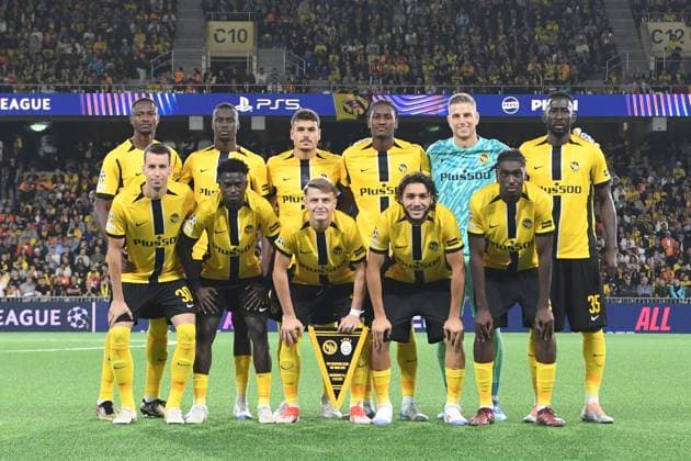 21.08.2024, Bern, Stadion Wankdorf, Uefa Champions League Play-off: BSC Young Boys - Galatasaray Istanbul, hinter Reihe v.l.n.r. 13 Mohamed Ali Camara (Young Boys), 11 Ebrima Colley (Young Boys), 7 Filip Ugrinic (Young Boys), 77 Joel Monteiro (Young Boys), 26 David von Ballmoos (Young Boys) und 35 Silvere Ganvoula (Young Boys). Vordere Reihe v.l.n.r. 30 Sandro Lauper (Young Boys), 20 Cheikh Niasse (Young Boys), 27 Lewin Blum (Young Boys), 3 Jaouen Hadjam (Young Boys) und 4 Aurele Amenda (Young Boys). Bern Stadion Wankdorf Bern Switzerland Copyright: xJustPictures.ch ManuelxWinterbergerx jp-de-MaWi-MWI_0211