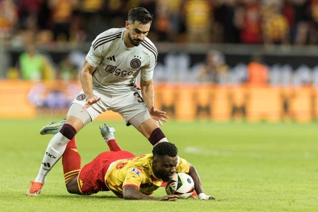22.08.2024, Bialystok, pilka nozna, Liga Europy play-offs, Jagiellonia Bialystok - Ajax Amsterdam, N z Josip Sutalo (Ajax), Aurelien Nguiamba (Jagiellonia), fot. Tomasz Jastrzebowski Foto Olimpik 22.08.2024, Warsaw, football, UEFA Europa League play-offs, Jagiellonia Bialystok - Ajax Amsterdam In the picture: Josip Sutalo (Ajax), Aurelien Nguiamba (Jagiellonia), fot. Tomasz Jastrzebowski Foto Olimpik NEWSPIX.PL --- Newspix.pl 20240822TOJA1128