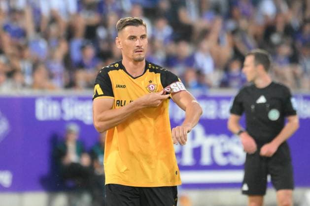 Stefan Kutschke (SG Dynamo Dresden) wird eingewechselt und uebernimmt die Kapitaensbinde. FC Erzgebirge Aue vs. SG Dynamo Dresden, Fussball, 3. Liga, 3. Spieltag, Saison 2024 2025, 23.08.2024 DFB DFL REGULATIONS PROHIBIT ANY USE OF PHOTOGRAPHS AS IMAGE SEQUENCES AND OR QUASI-VIDEO FC Erzgebirge Aue vs. SG Dynamo Dresden, Fussball, 3. Liga, 3. Spieltag, Saison 2024 2025, 23.08.2024 Aue-Bad Schlema Copyright: xEibner-Pressefoto BertxHarzerx EP_BHR