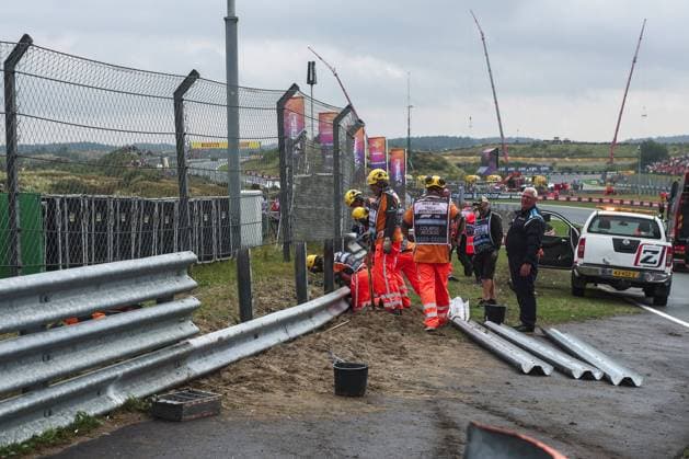 marshall, commissaire de piste, marshal, marshalls, marshals repairs after a crash, accident, during the Formula 1 Heineken Dutch Grand Prix 2024, 15th round of the 2024 Formula One World Championship, WM, Weltmeisterschaft from August 23 to 25, 2024 on the Circuit Zandvoort, in Zandvoort, Netherlands - F1 - DUTCH GRAND PRIX 2024 DPPI Panoramic 240824_R15_OLANDA_DP_FG009076_