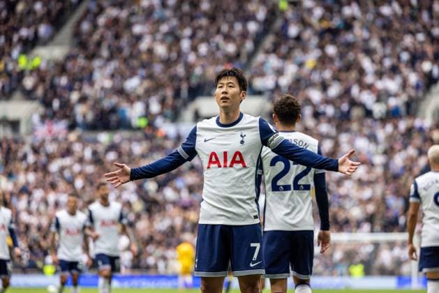 Football - 2024 2025 Premier League - Tottenham Hotspur vs Everton - Tottenham Hotspur Stadium - Saturday 24th August 2024 Son Heung-Min (Tottenham Hotspur) takes the plaudits of the home fans after scoring his second goal at the Tottenham Hotspur Stadium Daniel Bearham Colorsport csp_tot_eve_db_24082024_