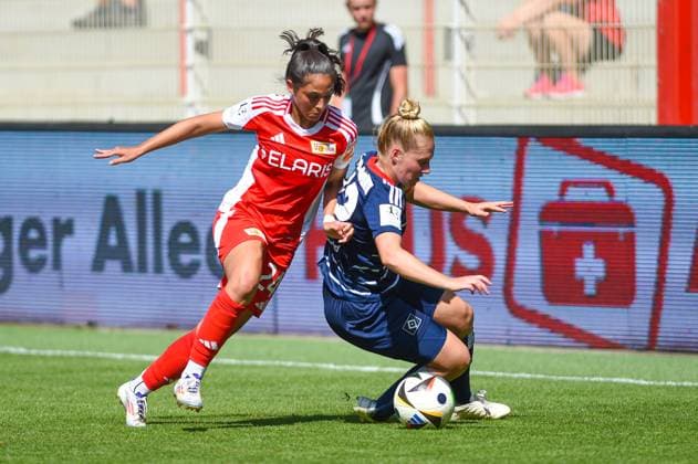 Fussball, Frauen, Saison 2024 2025, 2. Frauen-Bundesliga (1. Spieltag), 1. FC Union Berlin - Hamburger SV, v. l. Fatma Sakar (1. Frauen, 1. FC Union), Sarah-Vanessa Stöckmann (1. Frauen, HSV), 24.08. 2024, Copyright: xStefaniexFiebrig MatthiasxKochx