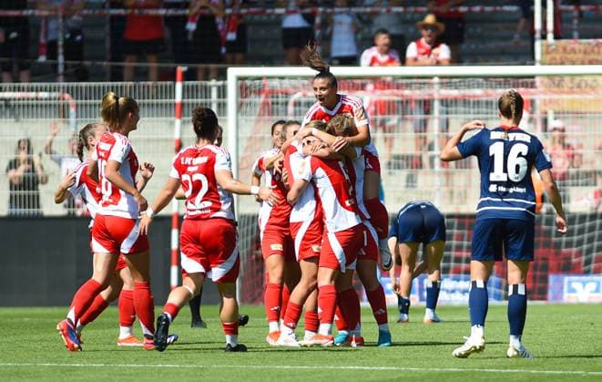 Fussball, Frauen, Saison 2024 2025, 2. Frauen-Bundesliga (1. Spieltag), 1. FC Union Berlin - Hamburger SV, v. l. Charleen Niesler, Eleni Markou, Katja Orschmann, Dina Orschmann, Korina Lara Janez (alle 1. Frauen, 1. FC Union), Jubel nach Tor zum 2:1, rechts Christin Martina Ingrid Meyer (1. Frauen, HSV), 24.08. 2024, Copyright: xStefaniexFiebrig MatthiasxKochx