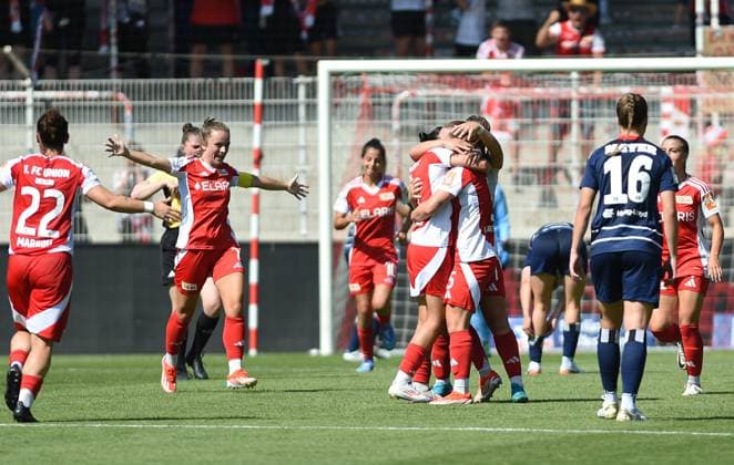 Fussball, Frauen, Saison 2024 2025, 2. Frauen-Bundesliga (1. Spieltag), 1. FC Union Berlin - Hamburger SV, v. l. Eleni Markou, Lisa Heiseler, Athanasia Moraitou, Katja Orschmann (alle 1. Frauen, 1. FC Union), Jubel nach Tor zum 2:1, rechts Christin Martina Ingrid Meyer (1. Frauen, HSV), 24.08. 2024, Copyright: xStefaniexFiebrig MatthiasxKochx