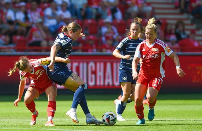 Fussball, Frauen, Saison 2024 2025, 2. Frauen-Bundesliga (1. Spieltag), 1. FC Union Berlin - Hamburger SV, v. l. Lisa Heiseler (1. Frauen, 1. FC Union), Dana Celine Marquardt (1. Frauen, HSV), Dina Orschmann (1. Frauen, 1. FC Union), 24.08. 2024, Copyright: xStefaniexFiebrig MatthiasxKochx