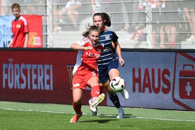 Fussball, Frauen, Saison 2024 2025, 2. Frauen-Bundesliga (1. Spieltag), 1. FC Union Berlin - Hamburger SV, v. l. Katja Orschmann (1. Frauen, 1. FC Union), Christin Martina Ingrid Meyer (1. Frauen, HSV), 24.08. 2024, Copyright: xStefaniexFiebrig MatthiasxKochx