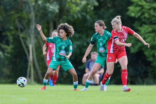 v.li.: Amira Arfaoui (SV Werder Bremen, 8)., Lara Schmidt (SV Werder Bremen, 24) und Anna-Lena Stolze (1. FC Köln, 7) im Zweikampf, Duell, Dynamik, Aktion, Action, Spielszene, 25.08.2024, Münster (Deutschland), Fussball, Testspiel Frauen, SV Werder Bremen - 1. FC Köln