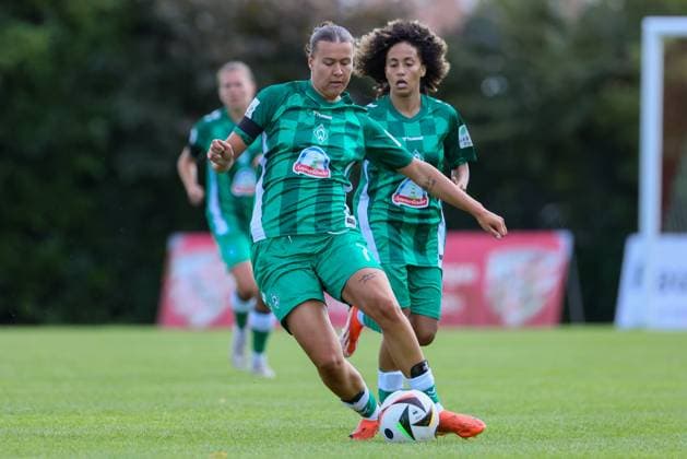 v.li.: Larissa Mühlhaus (SV Werder Bremen, 7) am Ball, Einzelbild, Ganzkörper, Aktion, Action, Spielszene, 25.08.2024, Münster (Deutschland), Fussball, Testspiel Frauen, SV Werder Bremen - 1. FC Köln