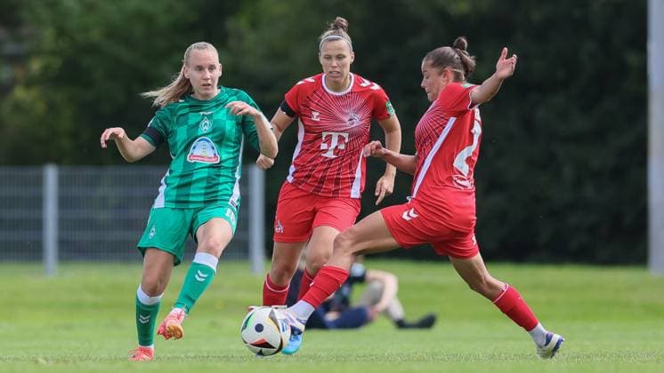 v.li.: Emöke Papai (SV Werder Bremen, 16), Nicole Billa (1. FC Köln, 17) und Laura Feiersinger (1. FC Köln, 27) im Zweikampf, Duell, Dynamik, Aktion, Action, Spielszene, 25.08.2024, Münster (Deutschland), Fussball, Testspiel Frauen, SV Werder Bremen - 1. FC Köln