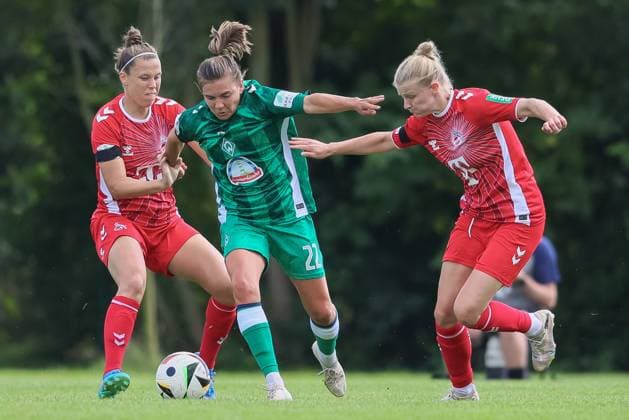 v.li.: Nicole Billa (1. FC Köln, 17), Rieke Dieckmann (SV Werder Bremen, 22) und Anna-Lena Stolze (1. FC Köln, 7) im Zweikampf, Duell, Dynamik, Aktion, Action, Spielszene, 25.08.2024, Münster (Deutschland), Fussball, Testspiel Frauen, SV Werder Bremen - 1. FC Köln