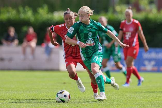 v.li.: Laura Feiersinger (1. FC Köln, 27) und Caroline Siems (SV Werder Bremen, 21) im Zweikampf, Duell, Dynamik, Aktion, Action, Spielszene, 25.08.2024, Münster (Deutschland), Fussball, Testspiel Frauen, SV Werder Bremen - 1. FC Köln
