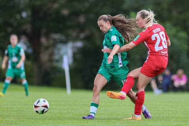 v.li.: Tuana Mahmoud (SV Werder Bremen, 10) und Janina Hechler (1. FC Köln, 28) im Zweikampf, Duell, Dynamik, Aktion, Action, Spielszene, 25.08.2024, Münster (Deutschland), Fussball, Testspiel Frauen, SV Werder Bremen - 1. FC Köln