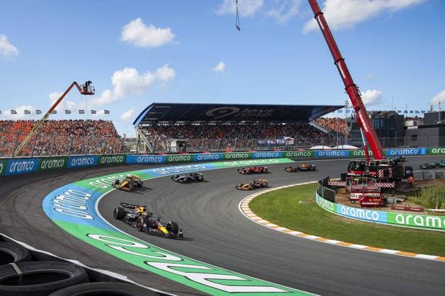 01 VERSTAPPEN Max (nld), Red Bull Racing RB20, 04 NORRIS Lando (gbr), McLaren F1 Team MCL38, action, start of the race, depart, during the Formula 1 Heineken Dutch Grand Prix 2024, 15th round of the 2024 Formula One World Championship, WM, Weltmeisterschaft from August 23 to 25, 2024 on the Circuit Zandvoort, in Zandvoort, Netherlands - F1 - DUTCH GRAND PRIX 2024 DPPI Panoramic 240825_R15_OLANDA_DP_XB3_6271_