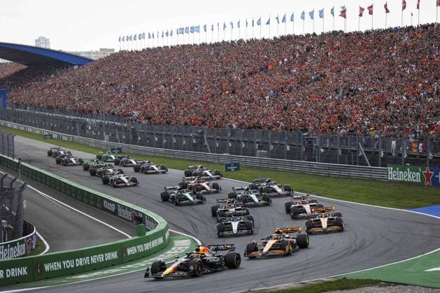 01 VERSTAPPEN Max (nld), Red Bull Racing RB20, 04 NORRIS Lando (gbr), McLaren F1 Team MCL38, 81 PIASTRI Oscar (aus), McLaren F1 Team MCL38, action, start of the race, depart, during the Formula 1 Heineken Dutch Grand Prix 2024, 15th round of the 2024 Formula One World Championship, WM, Weltmeisterschaft from August 23 to 25, 2024 on the Circuit Zandvoort, in Zandvoort, Netherlands - F1 - DUTCH GRAND PRIX 2024 DPPI Panoramic 240825_R15_OLANDA_DP_AV6_0401_