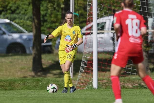 v.li.: Diede Lemey (Torhüterin, Torwart, SV Werder Bremen, 48) am Ball, Einzelbild, Ganzkörper, Aktion, Action, Spielszene, 25.08.2024, Münster (Deutschland), Fussball, Testspiel Frauen, SV Werder Bremen - 1. FC Köln