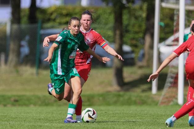 v.li.: Tuana Mahmoud (SV Werder Bremen, 10) und Adriana Achcinska (1. FC Köln, 9) im Laufduell, Zweikampf, Duell, Dynamik, Aktion, Action, Spielszene, 25.08.2024, Münster (Deutschland), Fussball, Testspiel Frauen, SV Werder Bremen - 1. FC Köln