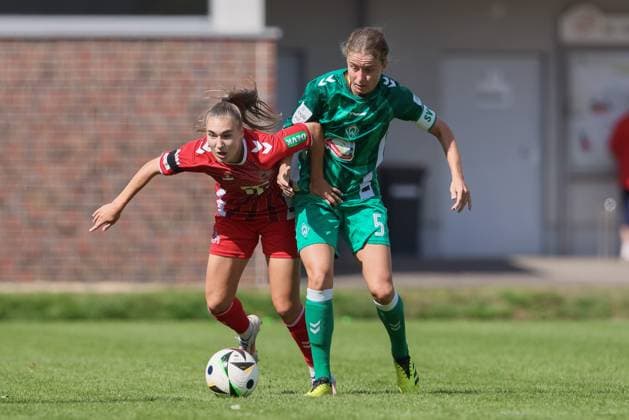 v.li.: Alena Bienz (1. FC Köln, 11) und Michelle Ulbrich (SV Werder Bremen, 5) im Zweikampf, Duell, Dynamik, Aktion, Action, Spielszene, 25.08.2024, Münster (Deutschland), Fussball, Testspiel Frauen, SV Werder Bremen - 1. FC Köln