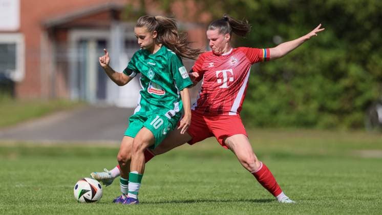v.li.: Tuana Mahmoud (SV Werder Bremen, 10) und Adriana Achcinska (1. FC Köln, 9) im Zweikampf, Duell, Dynamik, Aktion, Action, Spielszene, 25.08.2024, Münster (Deutschland), Fussball, Testspiel Frauen, SV Werder Bremen - 1. FC Köln
