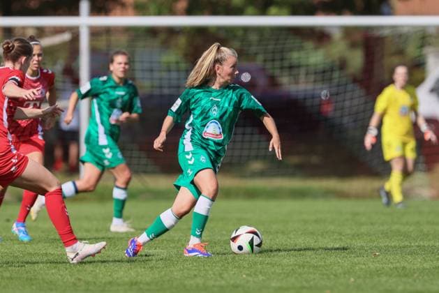 v.li.: Ricarda Walkling (SV Werder Bremen, 13) am Ball, Einzelbild, Ganzkörper, Aktion, Action, Spielszene, 25.08.2024, Münster (Deutschland), Fussball, Testspiel Frauen, SV Werder Bremen - 1. FC Köln