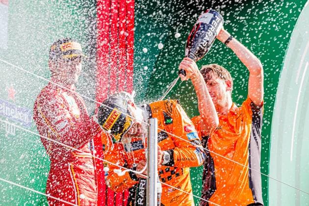 Lando Norris (GBR, McLaren) mit seinem Renningenieur William Joseph und Charles Leclerc (MON, Scuderia Ferrari, links im Bild); Siegerehrung, Award Ceremony; Sieger, Erstplatzierter, Goldmedaille, gold medal; Jubel, celebration; Champagnerdusche, 25.08.2024, Zandvoort (Niederlande), Motorsport, Formel 1, Großer Preis der Niederlande 2024