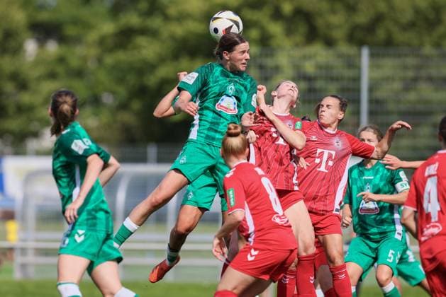 v.li.: Lara Schmidt (SV Werder Bremen, 24), Taylor Ziemer (1. FC Köln, 18) und Dora Zeller (1. FC Köln, 19) im Kopfballduell, Kopfball, Zweikampf, Action, Aktion, Spielszene, 25.08.2024, Münster (Deutschland), Fussball, Testspiel Frauen, SV Werder Bremen - 1. FC Köln