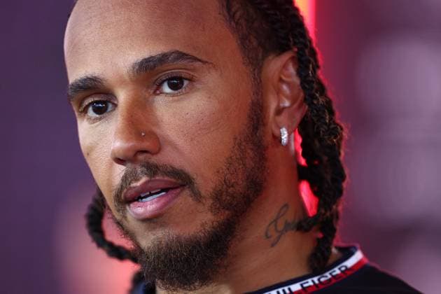 Lewis Hamilton of Great Britain and Mercedes AMG Petronas F1 Team gestikuliert, Gestik, Practice, F1 Grand Prix of Italy, Autodromo Nazionale Monza am 30. August 2024 in Monza, Italy. (Foto von Diogo Cardoso DeFodi Images) Lewis Hamilton of Great Britain and Mercedes AMG Petronas F1 Team gestures in the media pen, Practice, F1 Grand Prix of Italy, Autodromo Nazionale Monza on August 30, 2024 in Monza, Italy. (Photo by Diogo Cardoso DeFodi Images) Defodi-645_f1ita20240830_4313