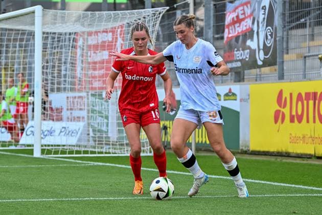 Greta Stegemann (SC Freiburg Frauen, 16), Karolina Lea Vilhjalmsdottir (Bayer 04 Leverkusen, 18) am Ball. GER, SC Freiburg - Bayer 04 Leverkusen, Frauen-Fussball, Google Pixel Frauen-Bundesliga, 1. Spieltag, Saison 2024 2025, 31.08.2024 DFB REGULATIONS PROHIBIT ANY USE OF PHOTOGRAPHS AS IMAGE SEQUENCES AND OR QUASI-VIDEO GER, SC Freiburg - Bayer 04 Leverkusen, Frauen-Fussball, Google Pixel Frauen-Bundesliga, 1. Spieltag, Saison 2024 2025, 31.08.2024 Freiburg Copyright: xEibner-Pressefoto ThomasxHessx EP_THS