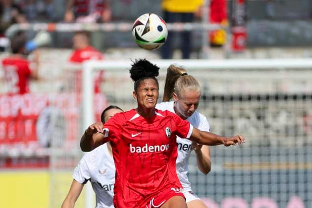 Shekiera Martinez (SC Freiburg, 09) und Juliette Vidal (Bayer 04 Leverkusen, 56) beim Kopfballduell , Fussball, GooglePixel Frauen-Bundesliga, 1.Spieltag, 2024 2025, SC Freiburg vs. Bayer 04 Leverkusen, 31.08.2024, Dreisamstadion, Freiburg, Deutschland DFB REGULATIONS PROHIBIT ANY USE OF PHOTOGRAPHS AS IMAGE SEQUENCES AND OR QUASI-VIDEO. Freiburg Dreisamstadion Baden-Wuerttemberg Deutschland Copyright: xGrantxHubbsx