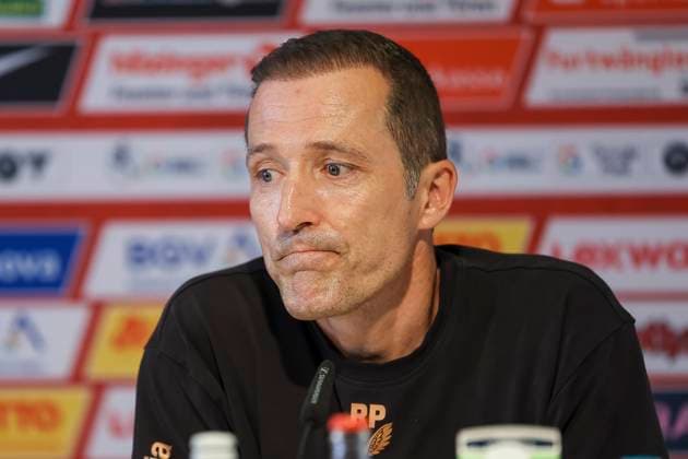 Roberto Pätzold, Patzold (Bayer 04 Leverkusen, Trainer) bei der Pressekonferenz , Fussball, GooglePixel Frauen-Bundesliga, 1.Spieltag, 2024 2025, SC Freiburg vs. Bayer 04 Leverkusen, 31.08.2024, Dreisamstadion, Freiburg, Deutschland DFB REGULATIONS PROHIBIT ANY USE OF PHOTOGRAPHS AS IMAGE SEQUENCES AND OR QUASI-VIDEO. Freiburg Dreisamstadion Baden-Wuerttemberg Deutschland Copyright: xGrantxHubbsx