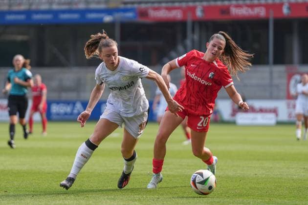 Synne Skinnes Hansen (Bayer 04 Leverkusen, 10) im Zweikampf mit Leela Egli (SC Freiburg, 20) , Fussball, GooglePixel Frauen-Bundesliga, 1.Spieltag, 2024 2025, SC Freiburg vs. Bayer 04 Leverkusen, 31.08.2024, Dreisamstadion, Freiburg, Deutschland DFB REGULATIONS PROHIBIT ANY USE OF PHOTOGRAPHS AS IMAGE SEQUENCES AND OR QUASI-VIDEO. Copyright: xArnexAmbergx
