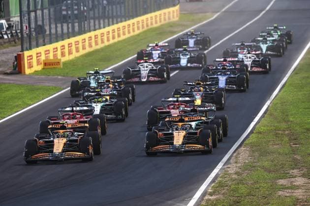 04 NORRIS Lando (gbr), McLaren F1 Team MCL38, 81 PIASTRI Oscar (aus), McLaren F1 Team MCL38, action start of the race, depart, during the Formula 1 Pirelli Gran Premio d’Italia 2024, Italian Grand Prix 2024, 16th round of the 2024 Formula One World Championship, WM, Weltmeisterschaft from August 30 to September 1, 2024 on the Autodromo Nazionale Monza, in Monza, Italy - F1 - ITALIAN GRAND PRIX 2024 DPPI Panoramic 240901_R16_ITALIA_DP_EA022022